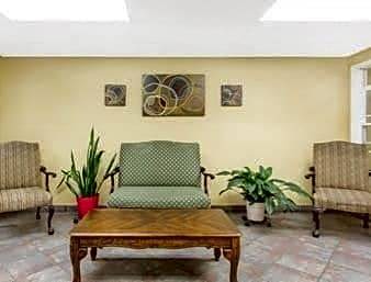 Phenix City Hotel | 2-Star Hotel ∙ Days Inn by Wyndham Phenix City Near Fort Benning