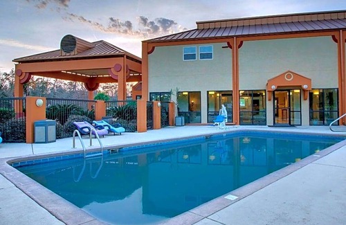 Diamondhead Hotel | 2-Star Hotel ∙ Econolodge Inn & Suites