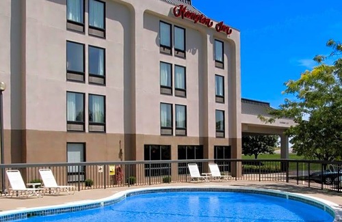 Waldron Hotel | 2-Star Hotel ∙ Hampton Inn Kansas City - Airport