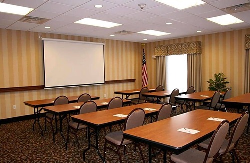 Watertown Hotel | 2-Star Hotel ∙ Hampton Inn Watertown