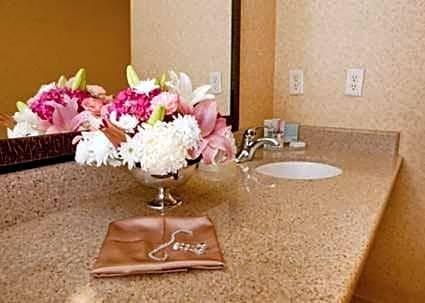 Raisin Hotel | 2-Star Hotel ∙ Hampton Inn & Suites Fresno