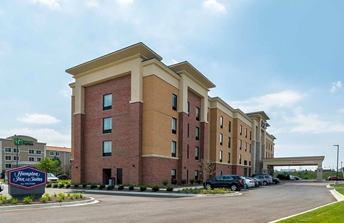 Wixom Hotel | 2-Star Hotel ∙ Hampton Inn & Suites Wixom/Novi/Detroit, Mi