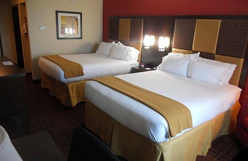 Grapeville Hotel | 2-Star Hotel ∙ Holiday Inn Express Greensburg, an IHG Hotel