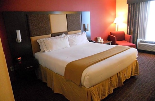 Grapeville Hotel | 2-Star Hotel ∙ Holiday Inn Express Greensburg, an IHG Hotel