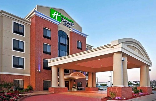 Grapeville Hotel | 2-Star Hotel ∙ Holiday Inn Express Greensburg, an IHG Hotel