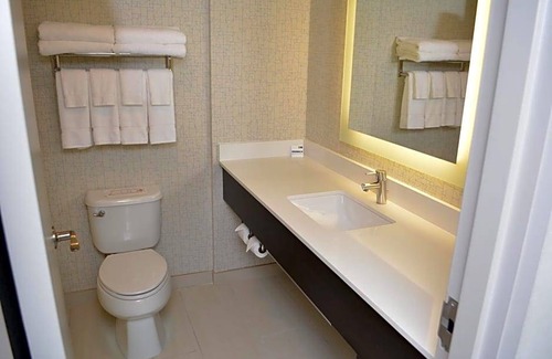 Waterville Hotel | 2-Star Hotel ∙ Holiday Inn Express & Suites Waterville - North, an IHG Hotel