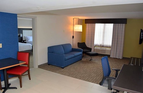 Waterville Hotel | 2-Star Hotel ∙ Holiday Inn Express & Suites Waterville - North, an IHG Hotel