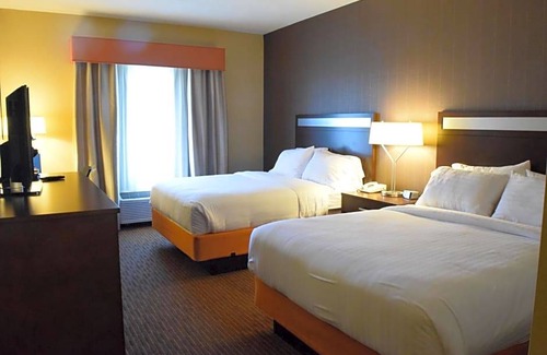 Watertown Hotel | 2-Star Hotel ∙ Holiday Inn Express Hotel & Suites Watertown - Thousand Islands, an IHG Hotel