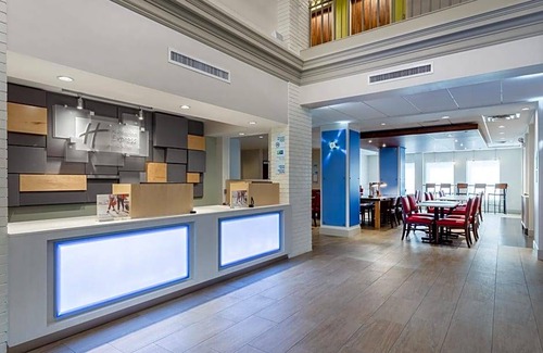 Bedford Park Hotel | 2-Star Hotel ∙ Holiday Inn Express & Suites Chicago-Midway Airport, an IHG Hotel
