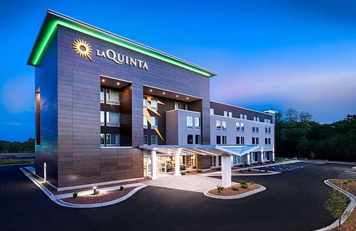 Lake Delton Hotel | 2-Star Hotel ∙ La Quinta Inn & Suites by Wyndham Wisconsin Dells