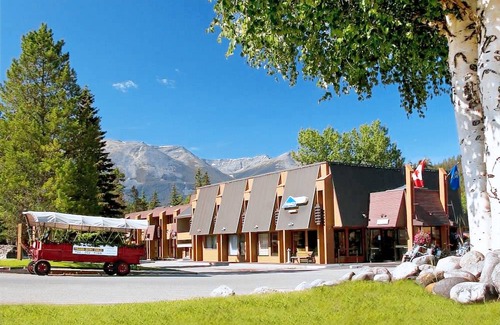 Jasper Hotel | 2-Star Hotel ∙ Marmot Lodge Jasper