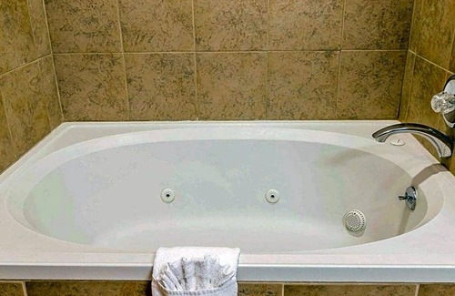 Auburn Hills Hotel | 2-Star Hotel ∙ Quality Inn Auburn Hills