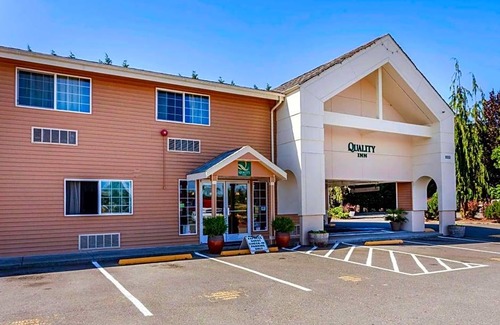 Arlington Hotel | 2-Star Hotel ∙ Quality Inn Arlington