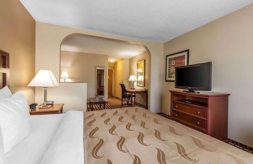 Paducah Hotel | 2-Star Hotel ∙ Quality Suites Paducah