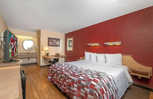 Roseville Hotel | 2-Star Hotel ∙ Red Roof Inn Detroit - Roseville St Clair Shores