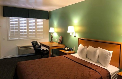 Barrio Logan Hotel | 2-Star Hotel ∙ Travelodge by Wyndham San Diego Downtown Convention Center