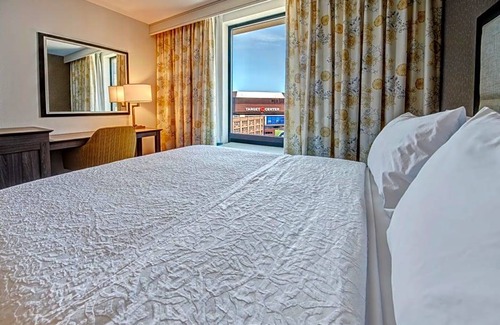 Downtown West Hotel | 2-Star Hotel ∙ Hampton Inn & Suites - Minneapolis/Downtown