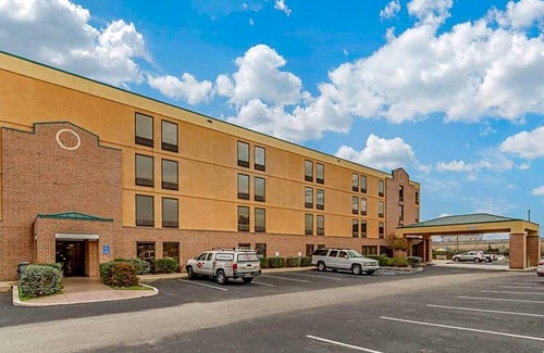Wetmore Hotel | 2-Star Hotel ∙ Quality Inn San Antonio Fiesta at Six Flags