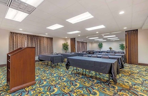 Wetmore Hotel | 2-Star Hotel ∙ Quality Inn San Antonio Fiesta at Six Flags