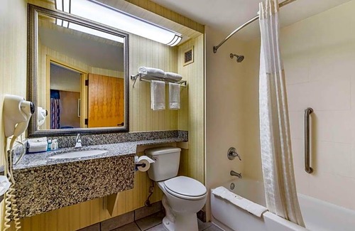 Wetmore Hotel | 2-Star Hotel ∙ Quality Inn San Antonio Fiesta at Six Flags