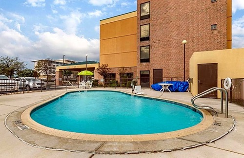 Wetmore Hotel | 2-Star Hotel ∙ Quality Inn San Antonio Fiesta at Six Flags