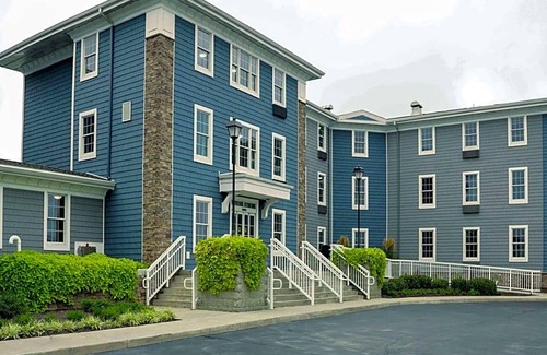Chincoteague Hotel | 2-Star Hotel ∙ Comfort Suites Chincoteague Island Bayfront Resort
