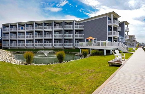 Chincoteague Hotel | 2-Star Hotel ∙ Comfort Suites Chincoteague Island Bayfront Resort