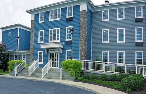 Chincoteague Hotel | 2-Star Hotel ∙ Comfort Suites Chincoteague Island Bayfront Resort