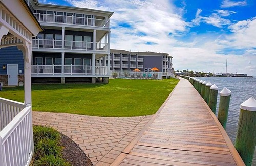 Chincoteague Hotel | 2-Star Hotel ∙ Comfort Suites Chincoteague Island Bayfront Resort