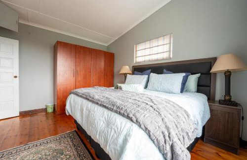 Port Elizabeth House | 2 Stone's Throw