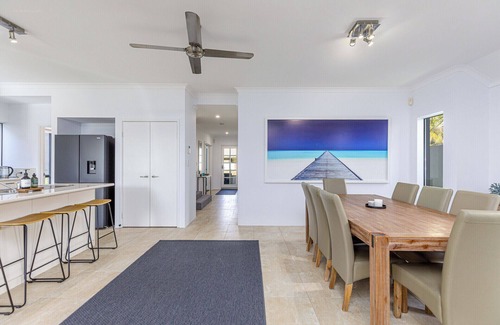 Hillarys House | 20% Discount 75” TVs Long Stay Comfort Perfect for Relocations