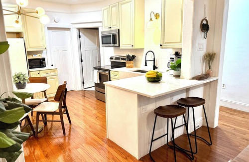 The Heights House | 20 min NYC Spacious Private Room Queen Bed Parking