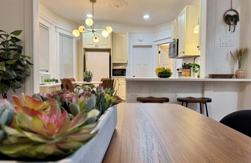 The Heights House | 20 min NYC Spacious Private Room Queen Bed Parking
