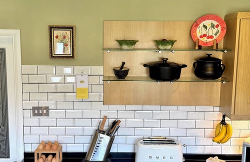 Earlsfield Apartment | 20 minutes walk from Wimbledon Tennis. Peaceful home with lovely garden.