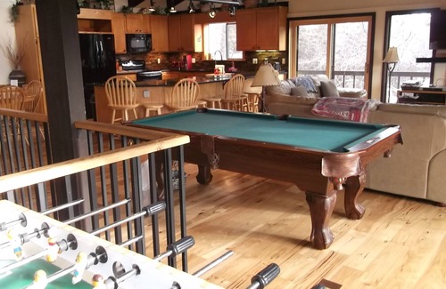 Teton Village Ski Chalet | 20% off Christmas ! Fun Great room, Hot tub, Pool Table, Foosball