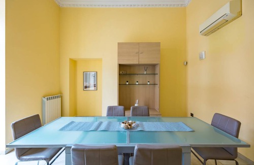 Naples City Centre Apartment | 200 m² Apartment ∙ 3 bedrooms ∙ 8 guests