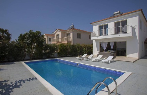 Mazotos Villa | 200 m² Villa ∙ 4 bedrooms ∙ 8 guests