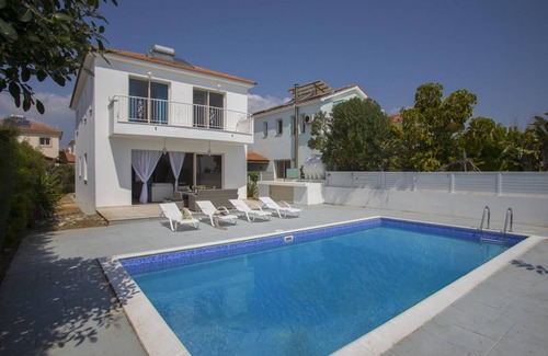 Mazotos Villa | 200 m² Villa ∙ 4 bedrooms ∙ 8 guests