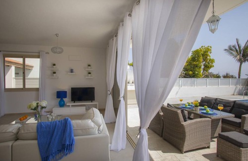 Mazotos Villa | 200 m² Villa ∙ 4 bedrooms ∙ 8 guests