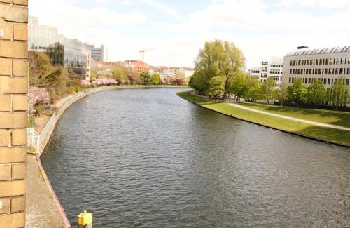 Moabit Apartment | 200 qm LOFT am Fluss für Freunde und Familien !