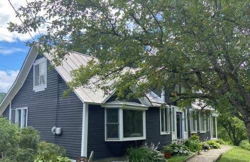 Bethel House | 200 Year Old Vermont farmhouse. Private location. Close to skiing.