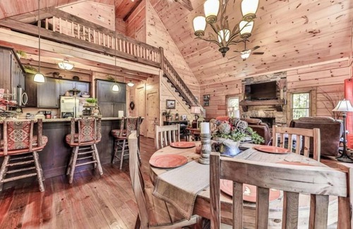 Tate Cabin | 2000 sf luxury Cabin on Four Acres with Two Streams and Pond - Pet Friendly