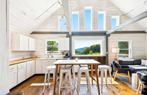 Woodstock House | 200ac, Views! 10min to Town - Scenic Ridge Retreat