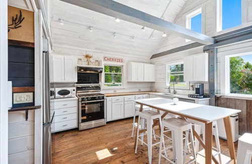 Woodstock House | 200ac, Views! 10min to Town - Scenic Ridge Retreat