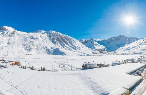 Tignes le Lac Apartment | 200m from ski slopes, 5th floor, view lake, balcony, tv, ski locker, 64m², Tignes