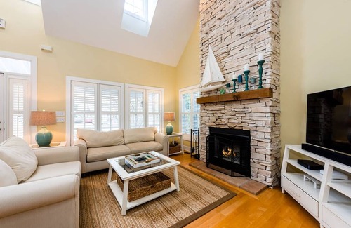 Union Pier House | (2022 Calendar OPEN!) Gorgeous Union Pier Home with Private Hot Tub & Association Pool!