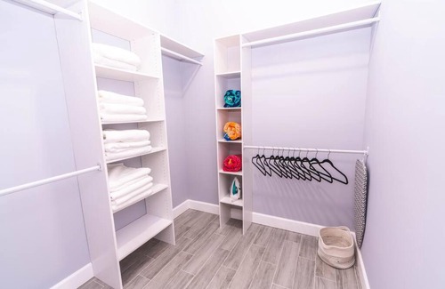 Jupiter House | 2023 Built! FineArt, Putt-Putt, Hammock, Backyard, Pet and Kid friendly