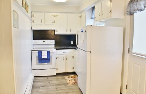 Snug Harbor House | 2025 ~ NOW BOOKING ~ EAST MATUNUCK SUMMER COTTAGE