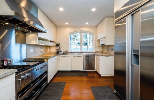 Stevensville House | (2026 OPEN!) Luxurious and Private Lakefront Estate!