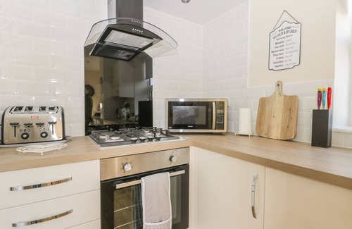 Marske-by-the-Sea Cottage | 204 SEA VIEW HOUSE, pet friendly, with open fire in Marske-By-The-Sea